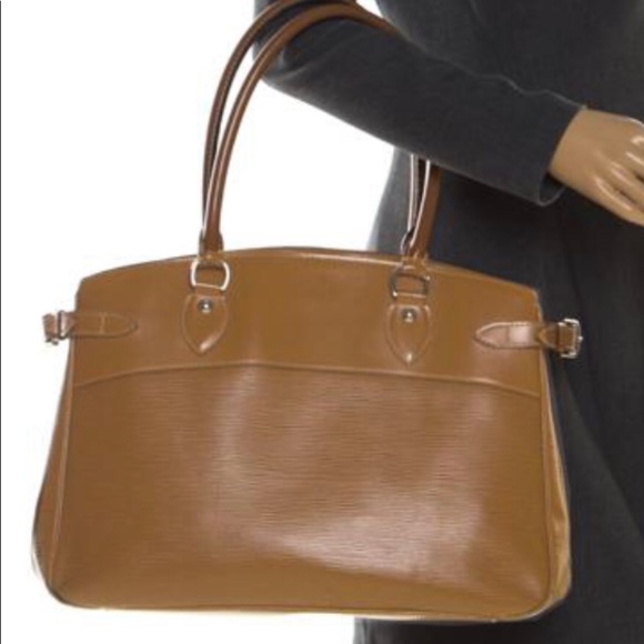 Louis Vuitton Passy Epi Leather - Picture 14 of 14